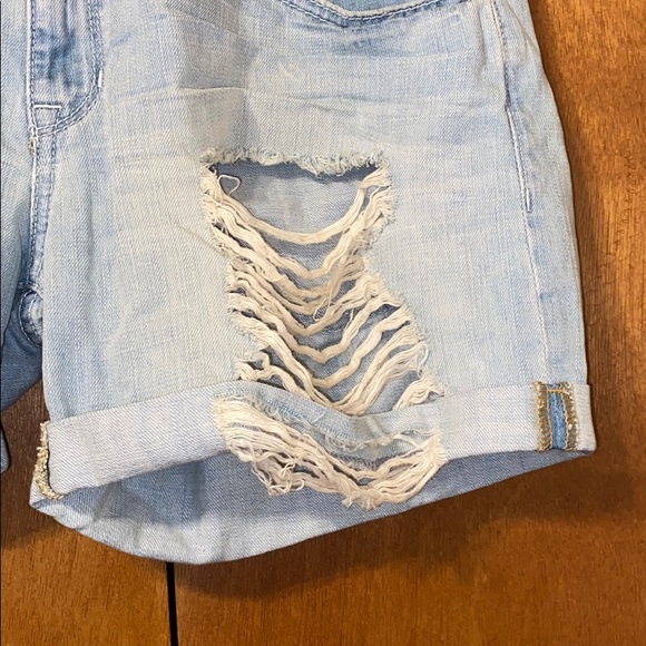 Forever 21 distressed denim shorts NWT - Picture 3 of 6